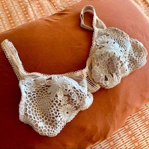 Victoria’s Secret Dream Angels nude floral semi-sheer lace bra • Size XS